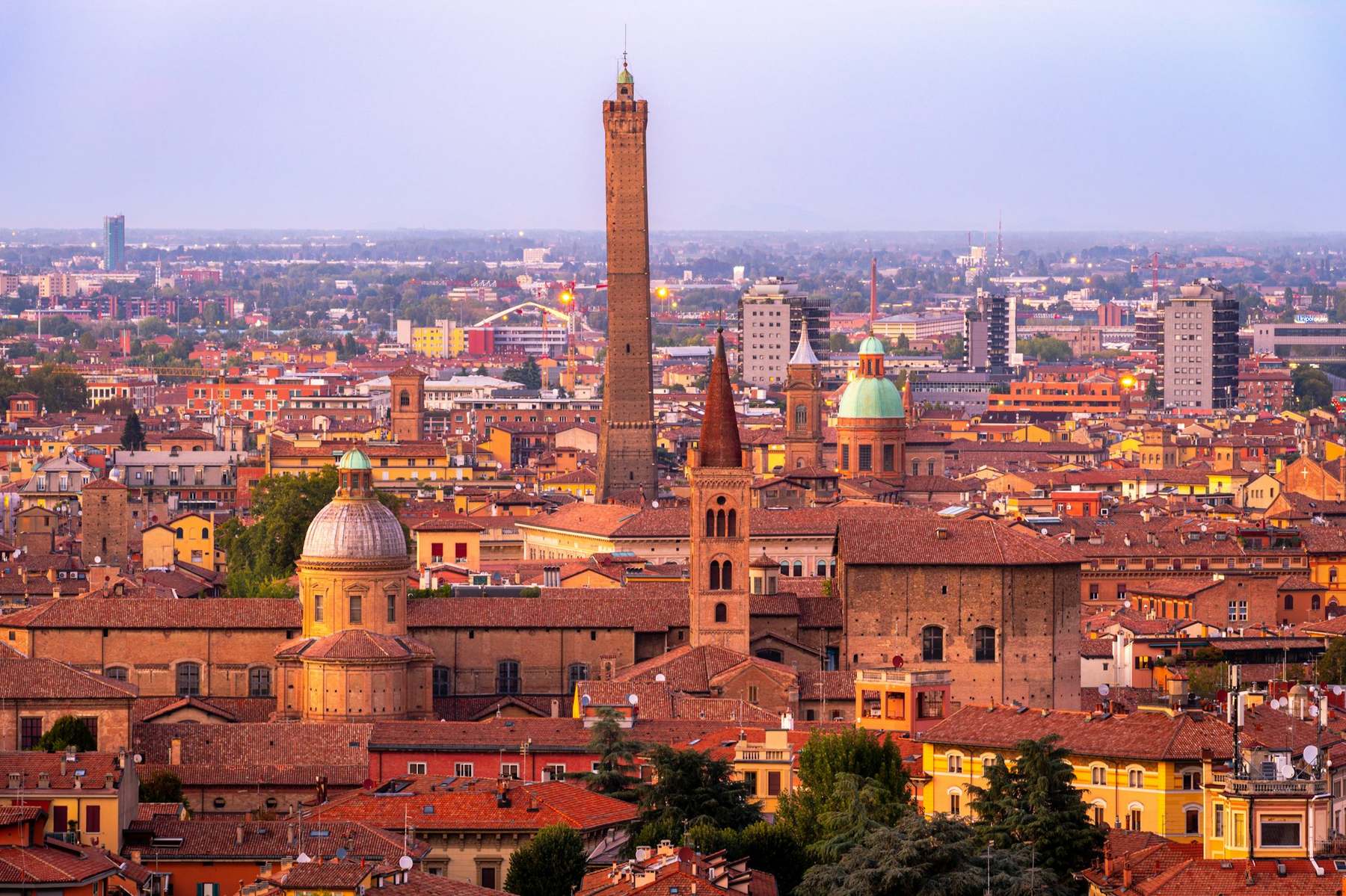 I tetti di Bologna e la Torre degli Asinelli nella luce dorata