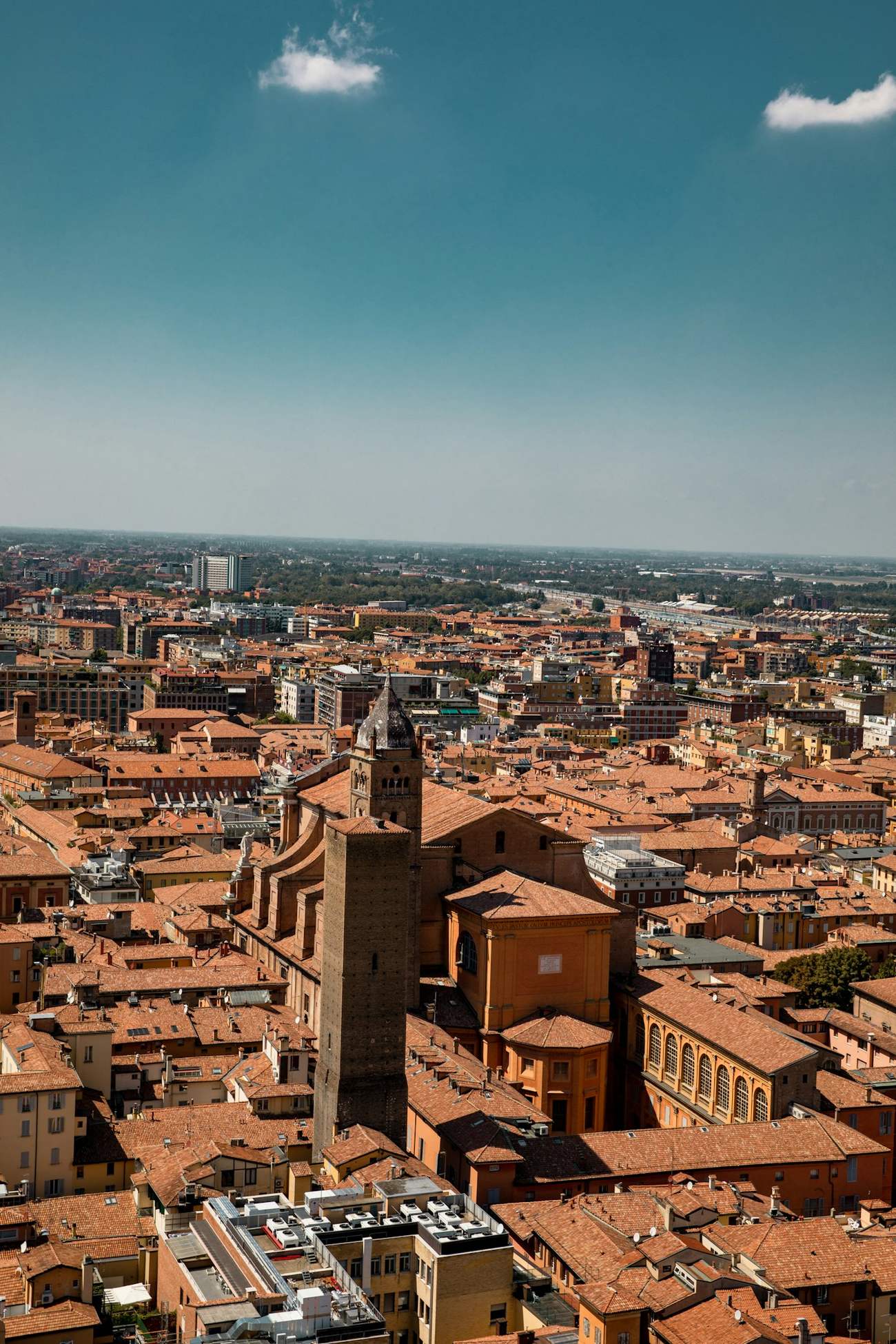 I tetti rossi di Bologna visti dall'alto